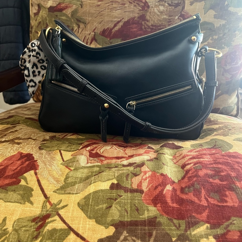 🌻Dooney & Bourke Black East West Zip Sac